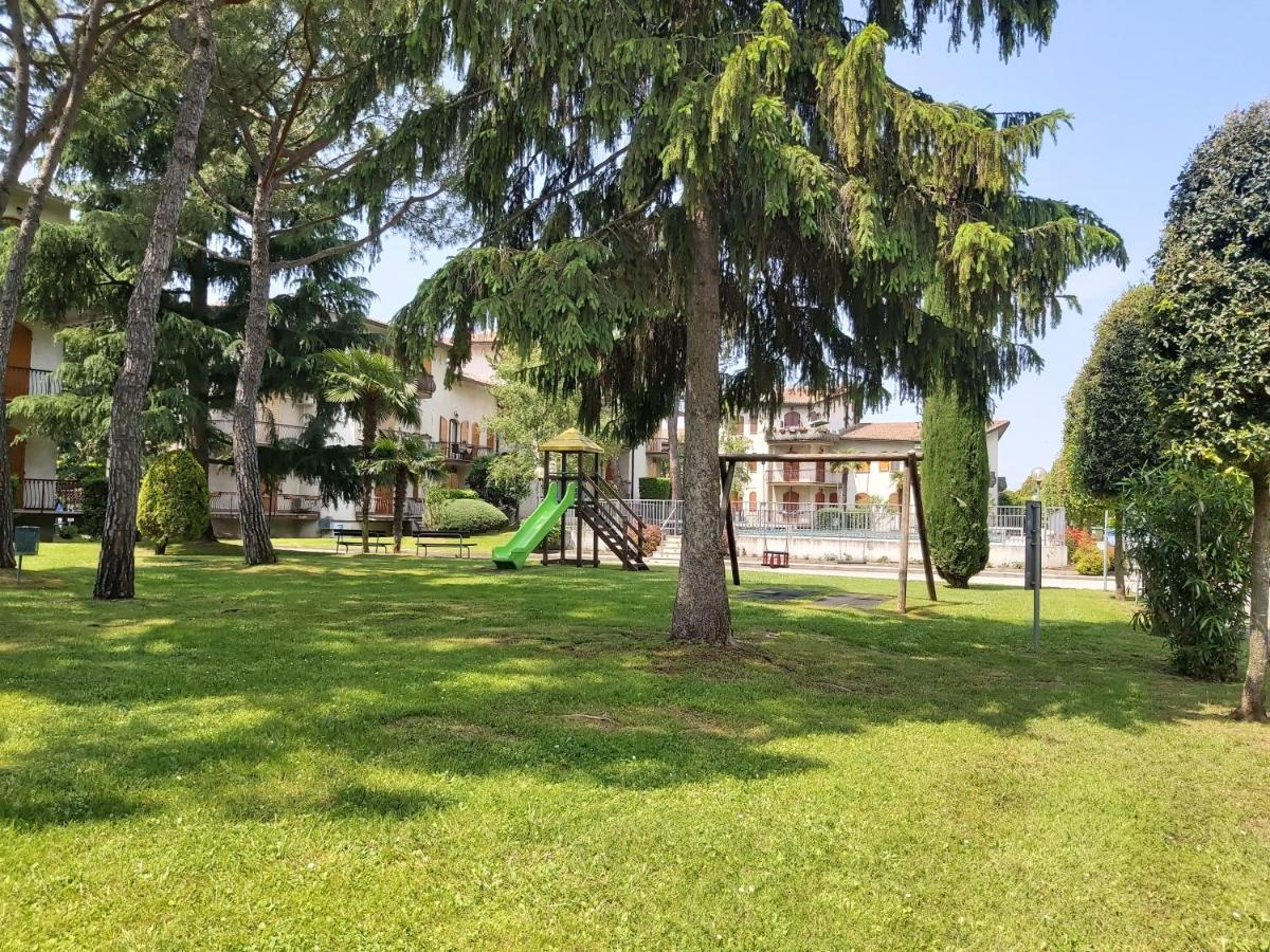 I Limoni Bilocale In Residence Con Piscina Peschiera del Garda Luaran gambar